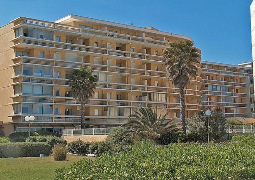 Face A La Les Pieds Dans L'eau * Canet-en-Roussillon